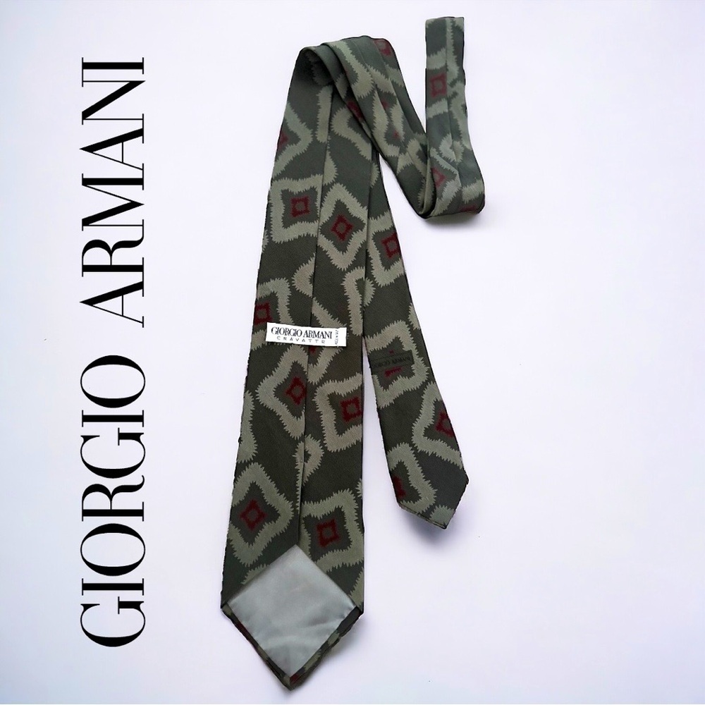 Vintage Giorgio Armani 100% Silk men’s tie 
Excellent condition
100% silk